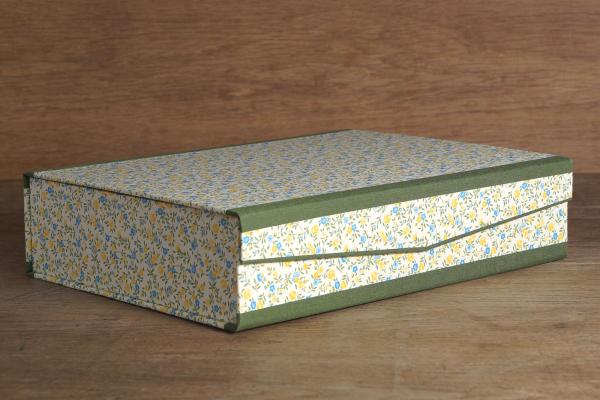 Grüne Ordnungsbox mit Klappdeckel, Verschlußlasche überstehend, klappbar und magnetisch, verziert mit grünem Leinen an den Kanten